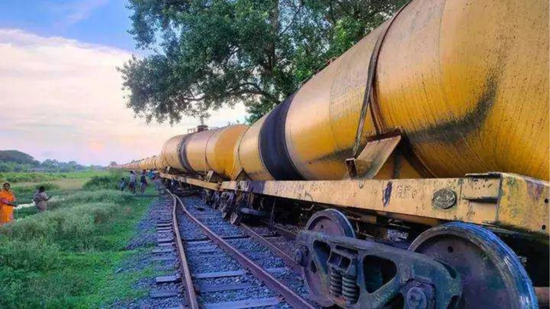 তেলবাহী ট্রেনের ৫টি ওয়াগন লাইনচ্যুত, রাজশাহী-চাঁপাইনবাবগঞ্জ রেল যোগাযোগ বন্ধ